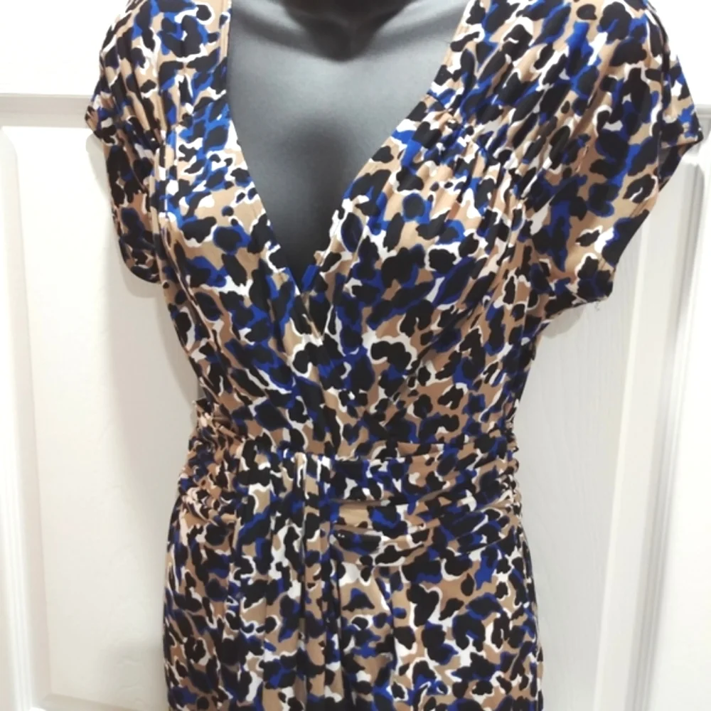 Laundry By Shelli blue leopard splotch deep V neck Feminine dress size 6